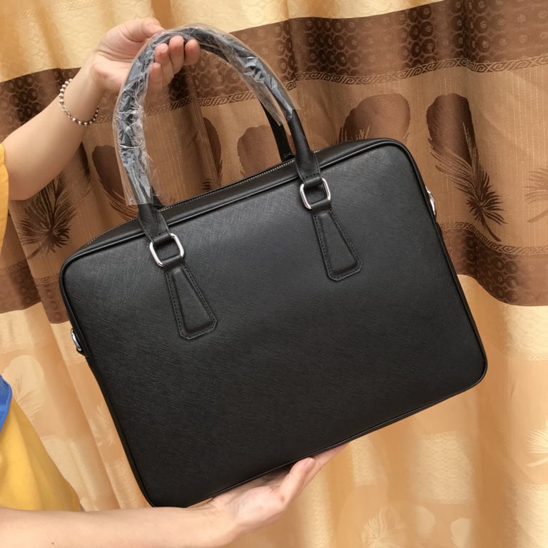 PRADA's latest explosion   Original Cowhide [ Counter Private Men's Briefcase    ] Original Private Quality ! Italian origin labeling. European original factory special cross grain cowhide ! The original hardware LOGO!  