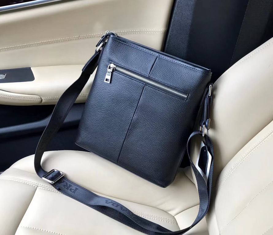 Model 33012-2. Model 33012-2. PRADA Prada original single channel goods simple atmospheric models version of the very good effect of the original hardware accessories leather special soft counter size 25x27x5.