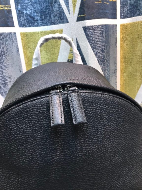 Prada new men's shoulder backpack   imported head layer cowhide, leather feel soft delicate and comfortable, the version of the perfect   excellent on the body effect   , the physical   shooting, the effect of the touch,