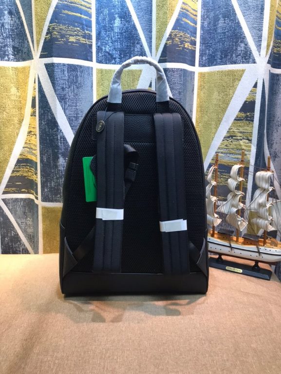 Prada new men's shoulder backpack   imported head layer cowhide, leather feel soft delicate and comfortable, the version of the perfect   excellent on the body effect   , the physical   shooting, the effect of the touch,