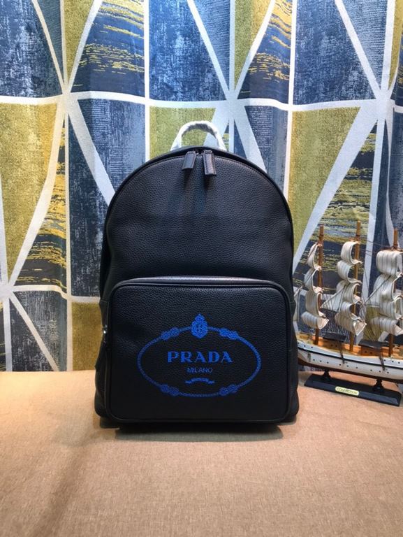 Prada new men's shoulder backpack   imported head layer cowhide, leather feel soft delicate and comfortable, the version of the perfect   excellent on the body effect   , the physical   shooting, the effect of the touch,