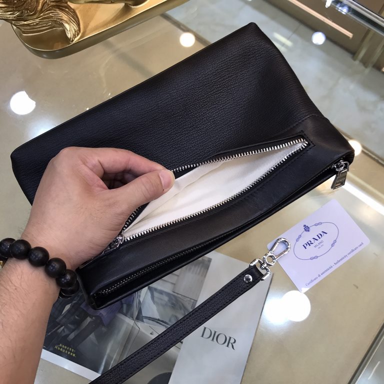 PradaPRADA New men's handbag Original quality, perfect workmanship, another superb model is coming! Get rid of the previous classic design Enough to attract people's eyes     Model 6665-7 Size 28-3-18, black