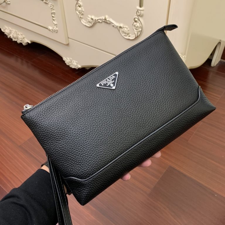 Prada Clutch Bag Exclusive First  616-5 Original Goods    This tote bag is made of imported cowhide leather    Each bag is adorned with PRADA Lightweight and super practical    Length 28XHeight 18XBottom 3cm