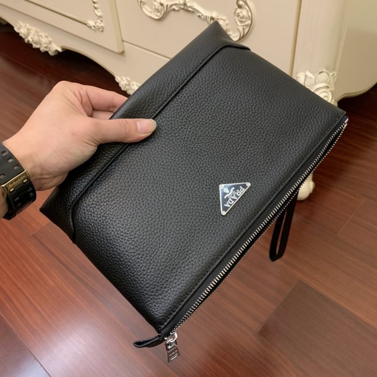 Prada Clutch Bag Exclusive First  616-5 Original Goods    This tote bag is made of imported cowhide leather    Each bag is adorned with PRADA Lightweight and super practical    Length 28XHeight 18XBottom 3cm