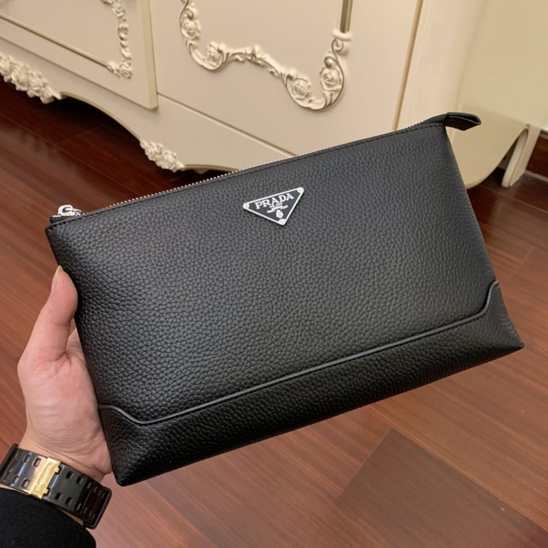 Prada Clutch Bag Exclusive First  616-5 Original Goods    This tote bag is made of imported cowhide leather    Each bag is adorned with PRADA Lightweight and super practical    Length 28XHeight 18XBottom 3cm