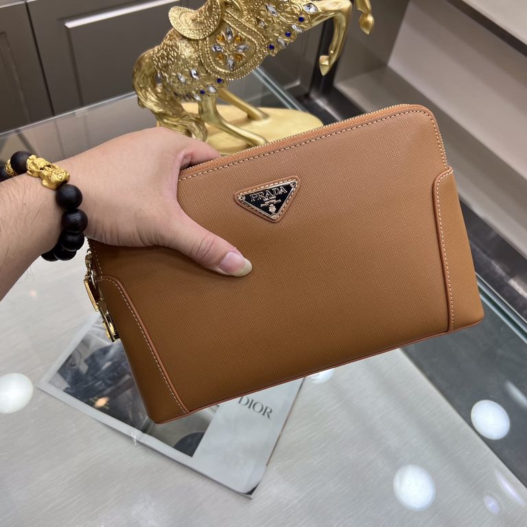 PRADA Prada New Clutch Bag Made of imported cross grain cowhide leather, top polished stainless steel finish metal accessories , front exterior triangular enamel logo, double pull double lock design is more practical and