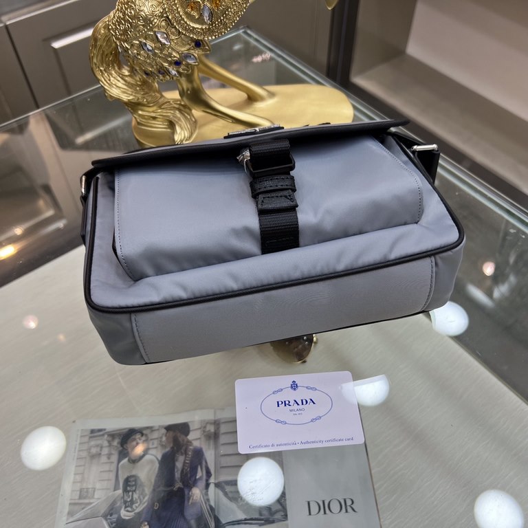 PRADA Prada new shoulder bag is shipped, fashionable style, high end gas! Made of first layer imported cross grain leather cow with waterproof nylon cloth, original hardware A must-have product for home travel  Model 951