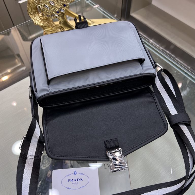 PRADA Prada new shoulder bag is shipped, fashionable style, high end gas! Made of first layer imported cross grain leather cow with waterproof nylon cloth, original hardware A must-have product for home travel  Model 951