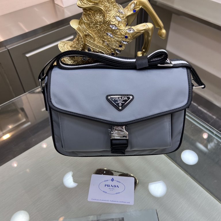 PRADA Prada new shoulder bag is shipped, fashionable style, high end gas! Made of first layer imported cross grain leather cow with waterproof nylon cloth, original hardware A must-have product for home travel  Model 951