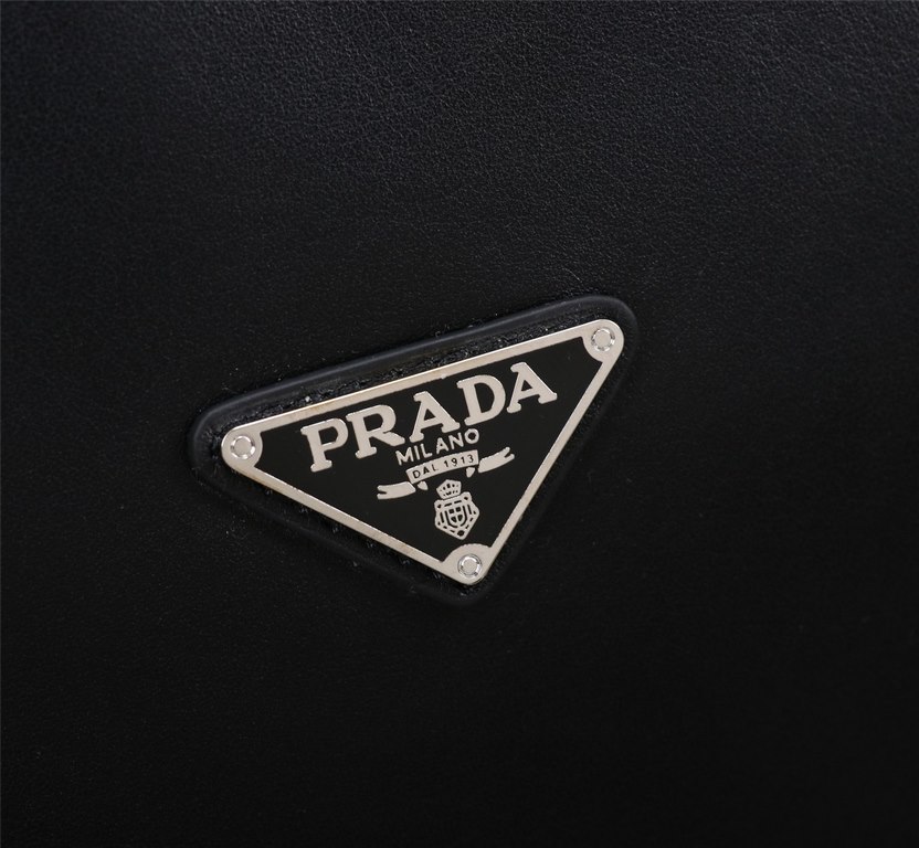 【Top Original Quality】 2022 Newest Prada Travel Bag Shoulder Backpack The original European imported cowhide sketches the iconic lines, made with imported equipment, fashionable and trendy, counter quality, more zipper p