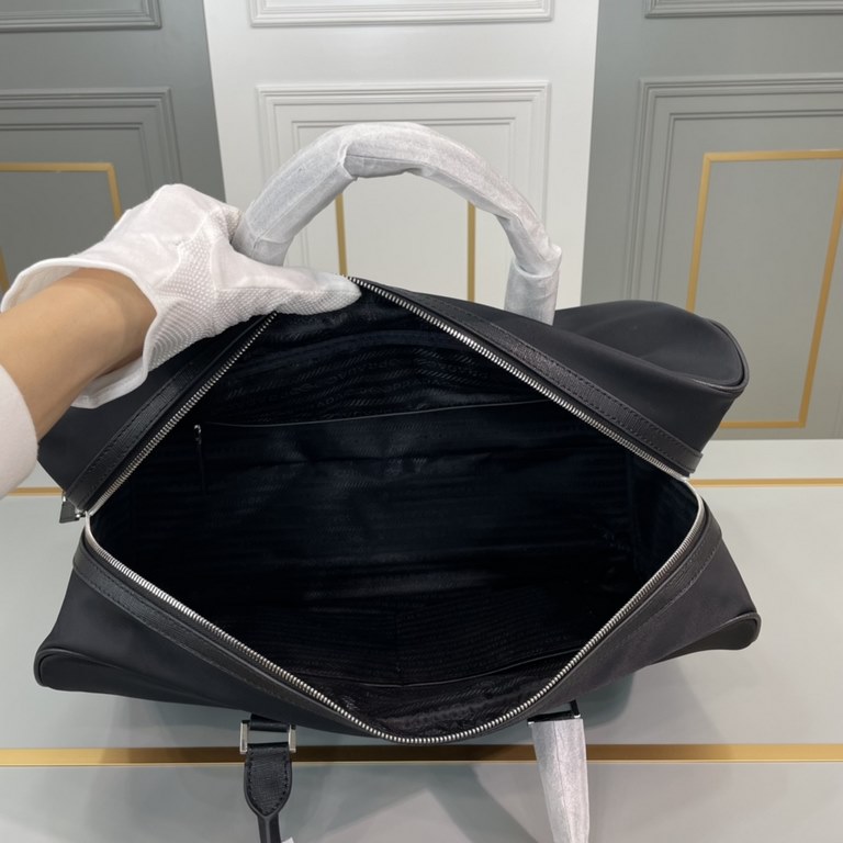 [Love] Prada new high-end men's casual spinning bag [Smile] workmanship is super exquisite and elegant. With imported raw materials cowhide counter special hardware and special lining bag.