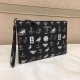 Exclusive  [Original Goods] Prada Clutch BagModel 8113Size 28-17Counter new    heavy hit version of the replica   original leather replica   leather super soft   oversized capacity   customized counter original hardware 