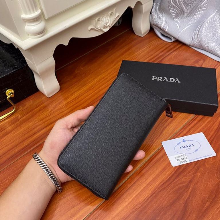 PRADA Prada New Year's new   [Model] 2NG004 small zipper bag [Size] 19-10-2.5cm [Color] Black High-end quality (hegemony) [Material] Original imported   cross grain cowhide   Authentic imported YKK logo hardware and zipp