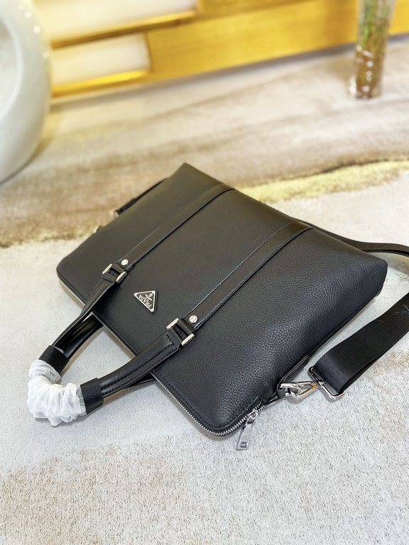 秘秘 [Prada top quality]    Counter the latest explosion of men's briefcases, heavy money to create a new channel goods   Energetic   Ideal for men's   Original hardware  LOGO clear and unparalleled   Top head-layer Cowhid