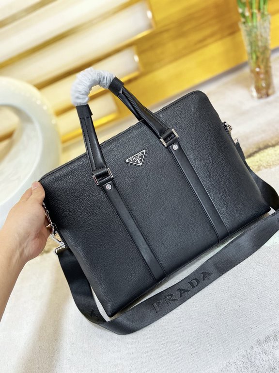 秘秘 [Prada top quality]    Counter the latest explosion of men's briefcases, heavy money to create a new channel goods   Energetic   Ideal for men's   Original hardware  LOGO clear and unparalleled   Top head-layer Cowhid