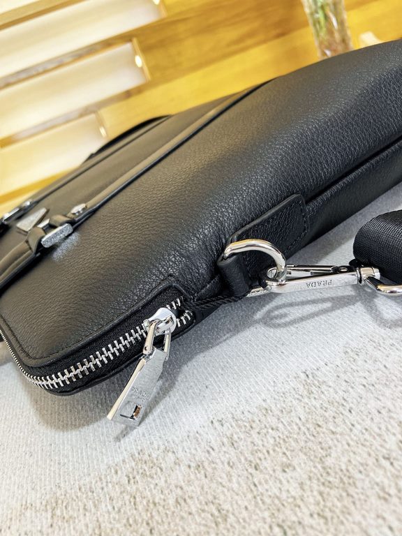 秘秘 [Prada top quality]    Counter the latest explosion of men's briefcases, heavy money to create a new channel goods   Energetic   Ideal for men's   Original hardware  LOGO clear and unparalleled   Top head-layer Cowhid