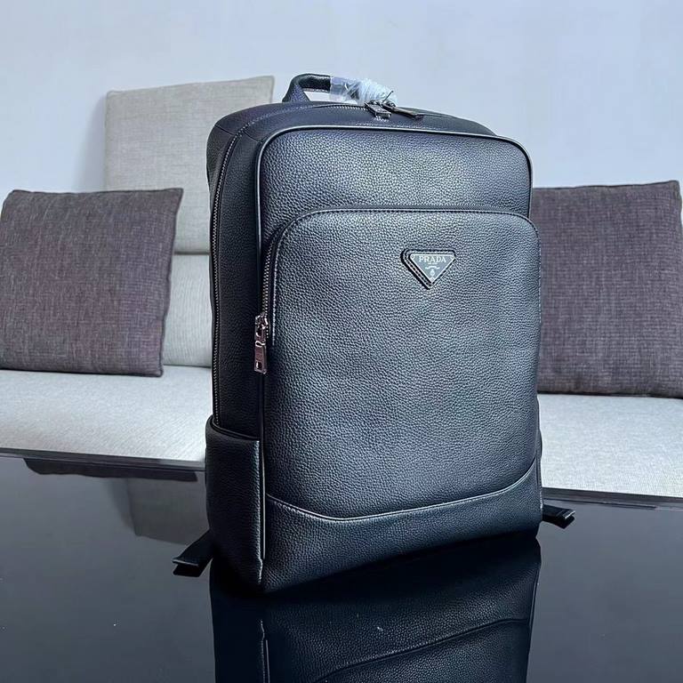 top goods Prada backpack    classic hot shipment pull, without adding any effect) top imported original cowhide, ultra-high definition hardware logo logo, ultra-comfortable feel soft leather, ultra-high-tech leather desi