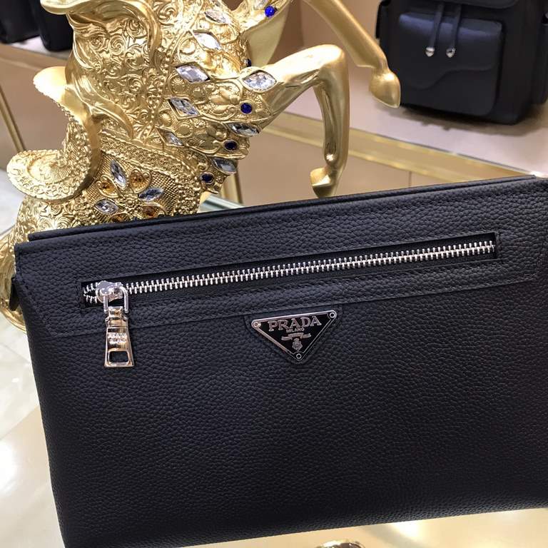 PRADA Prada Prada new clutch bag official website with the same step goods, fashionable style, high end gas! Using the first layer of imported leather cattle with the original hardware Home travel must-have products   Mo