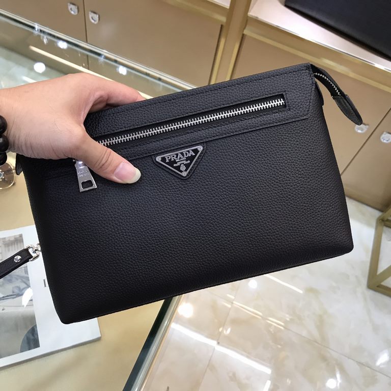 PRADA Prada Prada new clutch bag official website with the same step goods, fashionable style, high end gas! Using the first layer of imported leather cattle with the original hardware Home travel must-have products   Mo