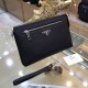 PRADA Prada Prada new clutch bag official website with the same step goods, fashionable style, high end gas! Using the first layer of imported leather cattle with the original hardware Home travel must-have products   Mo