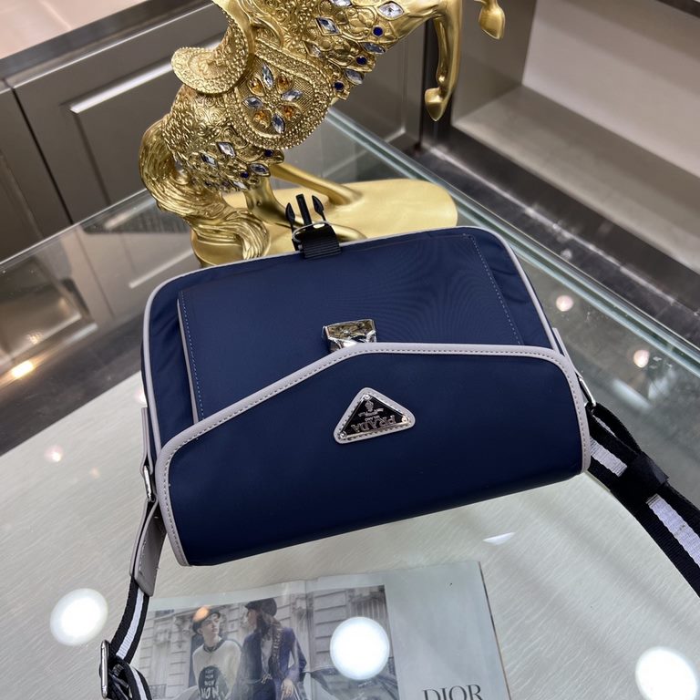 PRADA Prada new shoulder bag is shipped, fashionable style, high end gas! Made of first layer imported cross grain leather cow with waterproof nylon cloth, original hardware A must-have product for home travel  Model 951