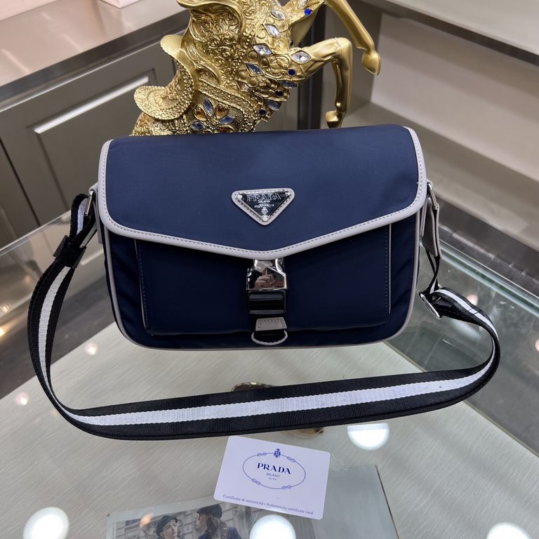 PRADA Prada new shoulder bag is shipped, fashionable style, high end gas! Made of first layer imported cross grain leather cow with waterproof nylon cloth, original hardware A must-have product for home travel  Model 951