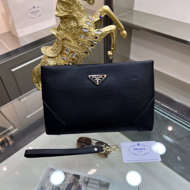 PRADA Prada new clutch bag official website the same out of step goods, fashionable style, high The new Prada clutch bag is the same as the official website! Adopting the first layer of imported leather cattle with origi