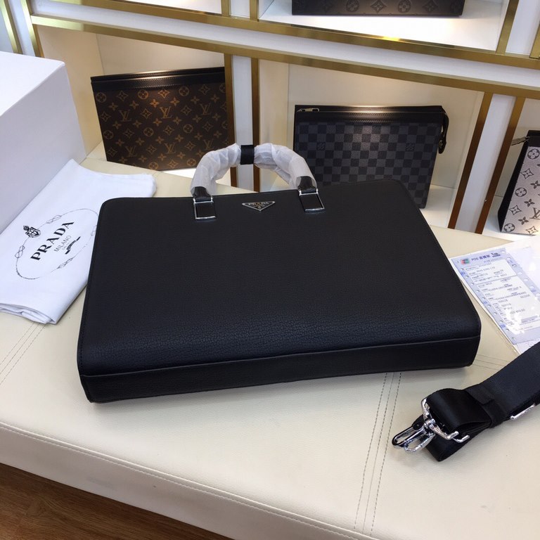 The original official website model 66590-1 # original single goods [love] Prada original single authentic new counter with the same high-end men's casual briefcase   workmanship is super refined and elegant. With import