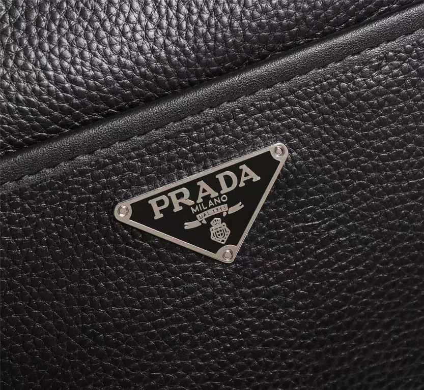 Model 33012-2. Model 33012-2. PRADA Prada original single channel goods simple atmospheric models version of the very good effect of the original hardware accessories leather special soft counter size 25x27x5.