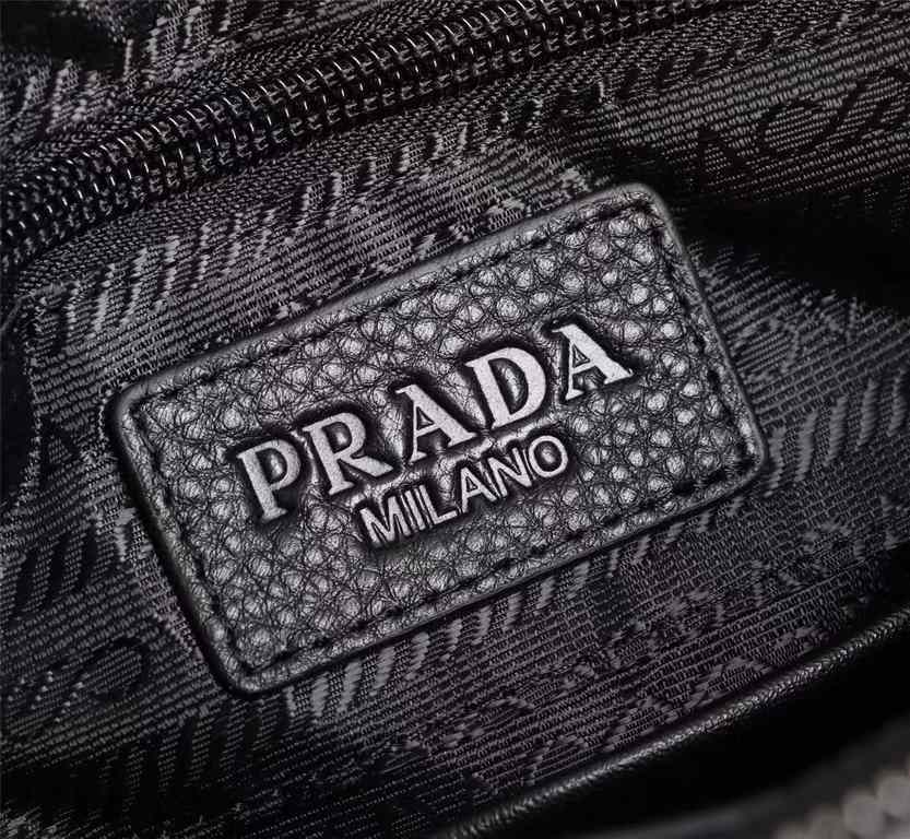 Model 33012-2. Model 33012-2. PRADA Prada original single channel goods simple atmospheric models version of the very good effect of the original hardware accessories leather special soft counter size 25x27x5.