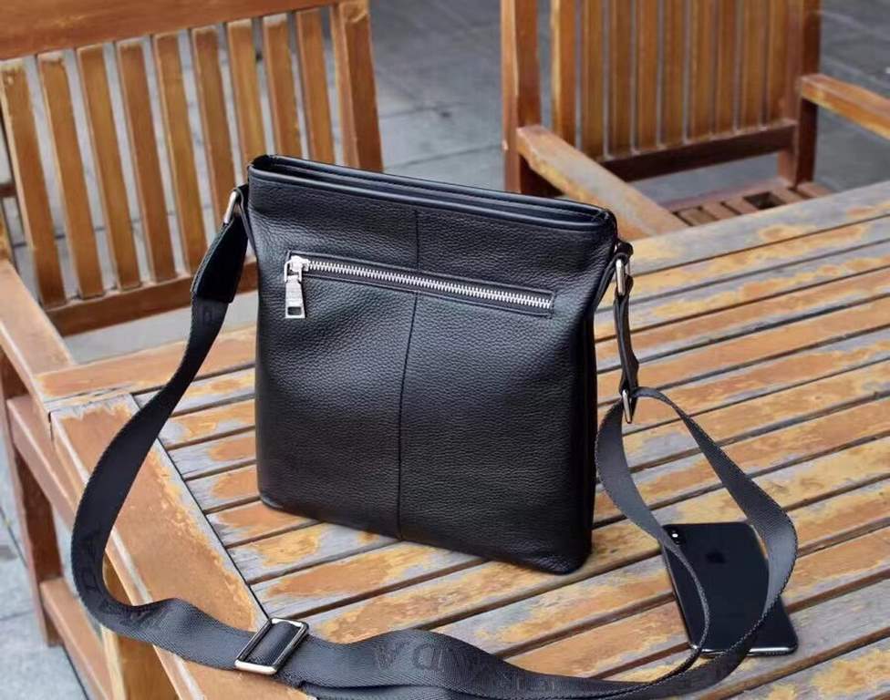 Model 0242 PRADA Prada fall and winter Model 0242 PRADA Prada fall and winter original single channel goods simple atmospheric models version of the effect is very good original hardware accessories leather special soft 