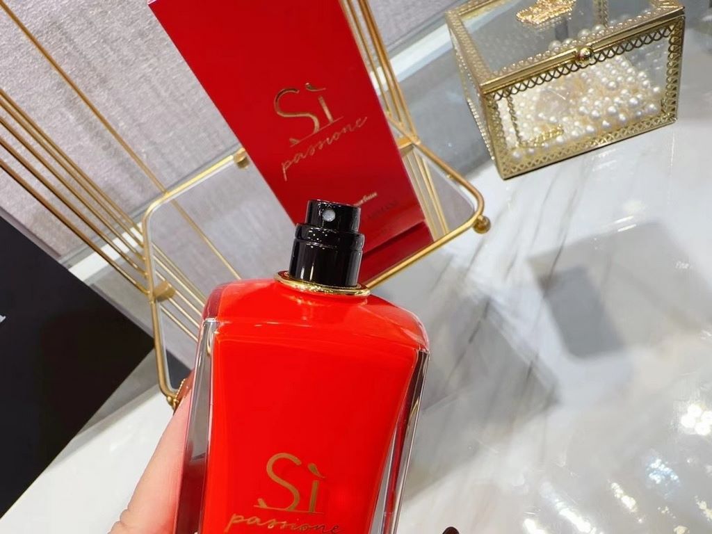 Original qualityArmani - sì passione red beloved perfume, replaced with a strong visual impact of Armani red used as the inner lacquer of the bottle, and the lines of the rounded black stone bottle cap combination is sim