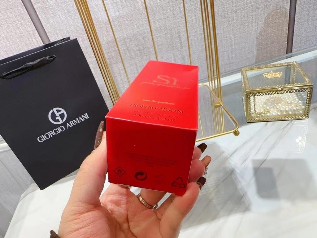 Original qualityArmani - sì passione red beloved perfume, replaced with a strong visual impact of Armani red used as the inner lacquer of the bottle, and the lines of the rounded black stone bottle cap combination is sim