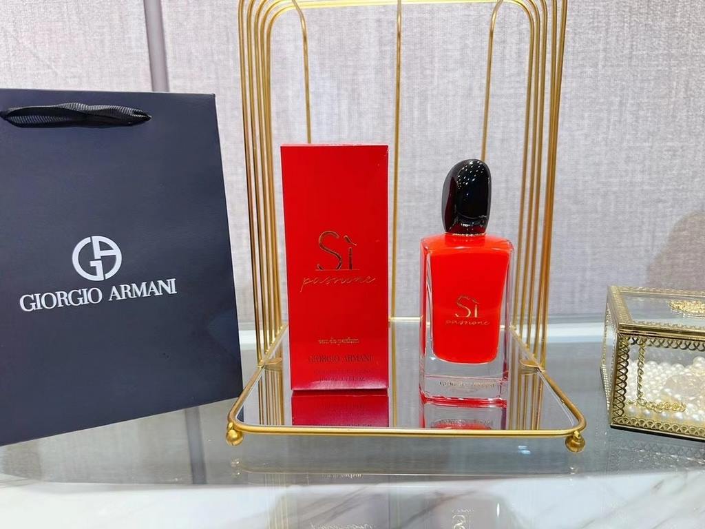 Original qualityArmani - sì passione red beloved perfume, replaced with a strong visual impact of Armani red used as the inner lacquer of the bottle, and the lines of the rounded black stone bottle cap combination is sim