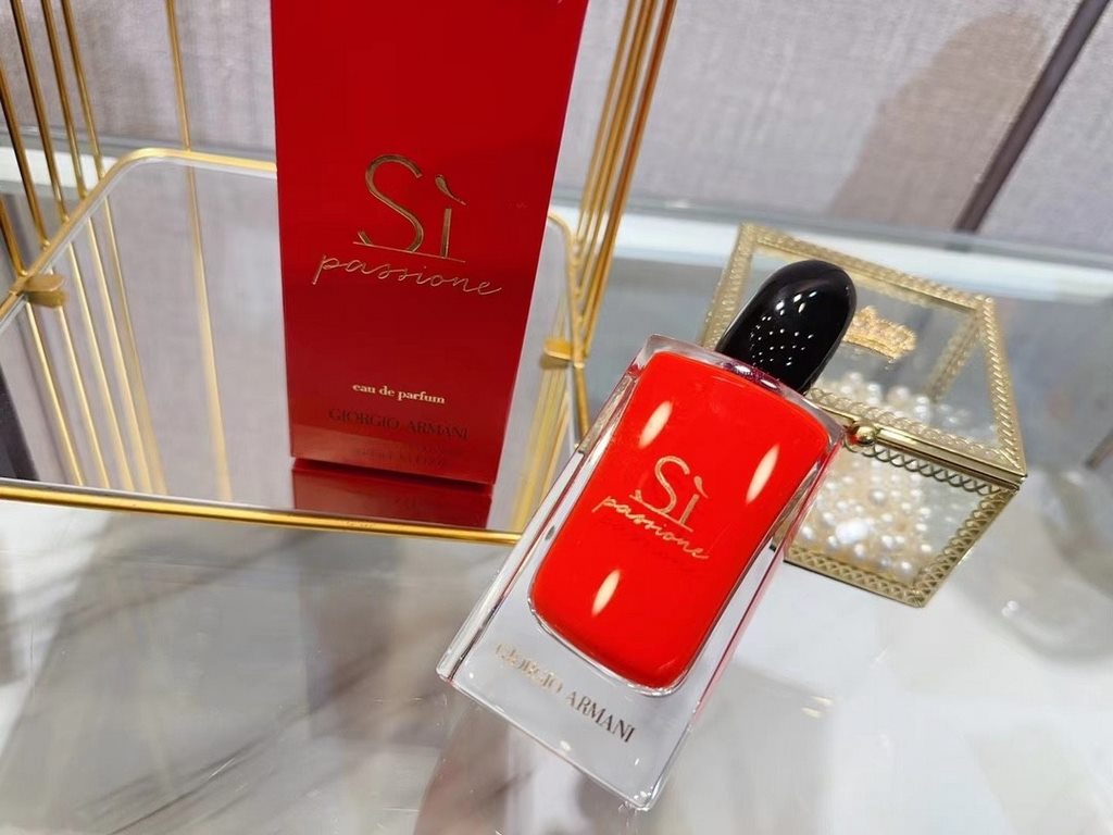 Original qualityArmani - sì passione red beloved perfume, replaced with a strong visual impact of Armani red used as the inner lacquer of the bottle, and the lines of the rounded black stone bottle cap combination is sim