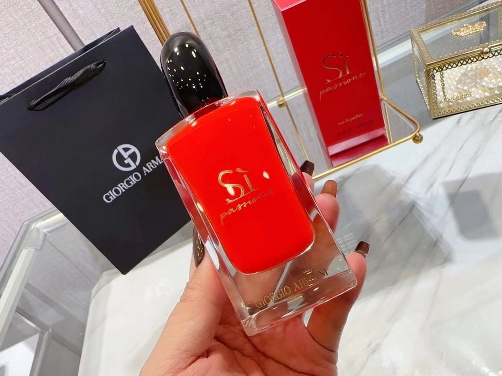 Original qualityArmani - sì passione red beloved perfume, replaced with a strong visual impact of Armani red used as the inner lacquer of the bottle, and the lines of the rounded black stone bottle cap combination is sim