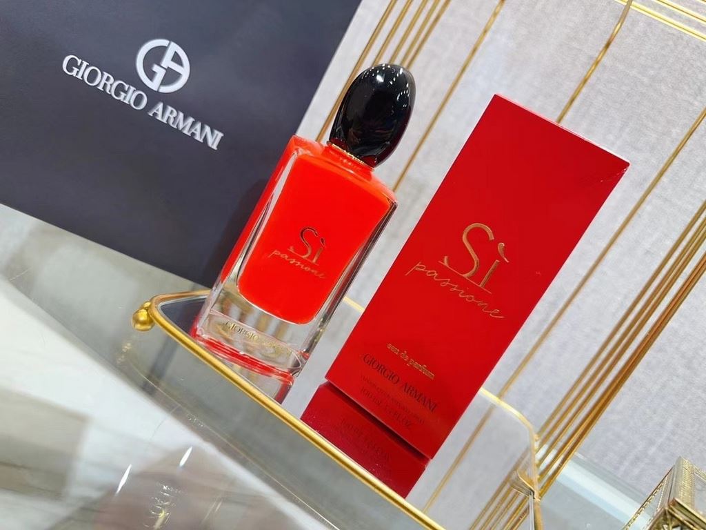 Original qualityArmani - sì passione red beloved perfume, replaced with a strong visual impact of Armani red used as the inner lacquer of the bottle, and the lines of the rounded black stone bottle cap combination is sim