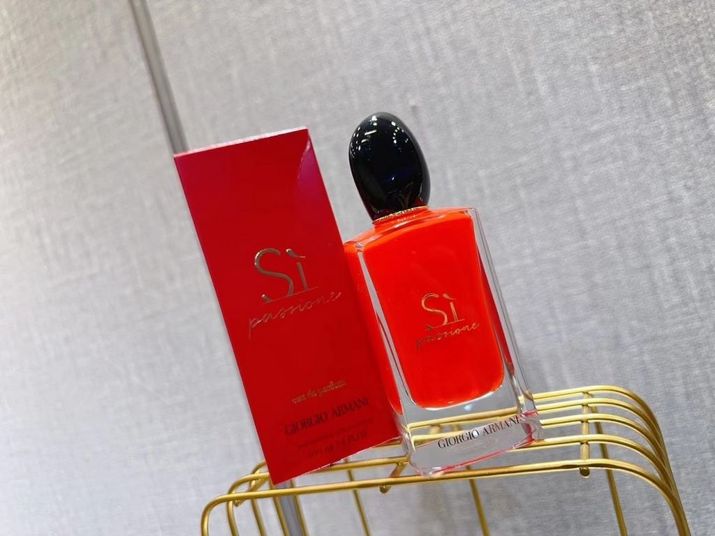 Original qualityArmani - sì passione red beloved perfume, replaced with a strong visual impact of Armani red used as the inner lacquer of the bottle, and the lines of the rounded black stone bottle cap combination is sim