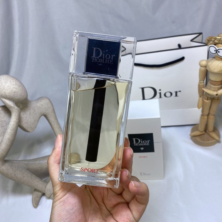 Original qualityDior untamed movement edt men's eau de toilette 125ml! Bold and fearless elegance of the tone of the original fragrance 昋 creation, both a sense of freshness and woody notes, such as water-like ease, the 