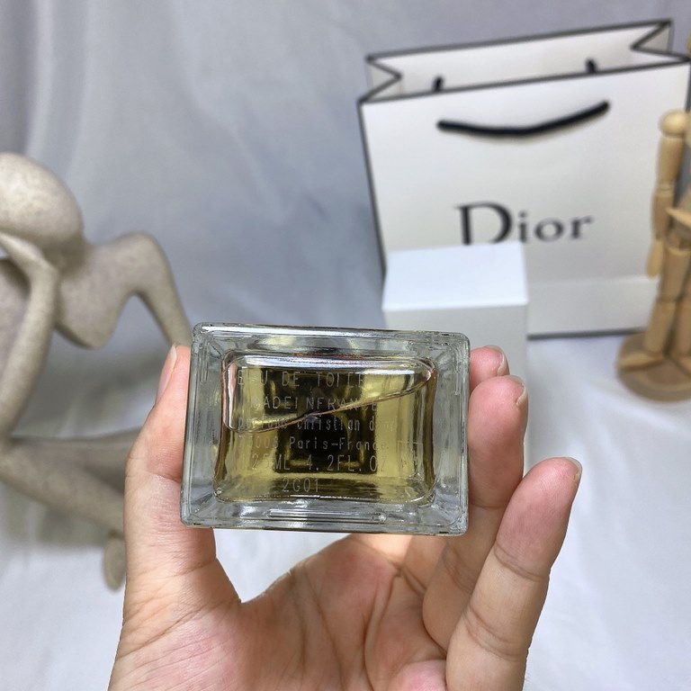 Original qualityDior untamed movement edt men's eau de toilette 125ml! Bold and fearless elegance of the tone of the original fragrance 昋 creation, both a sense of freshness and woody notes, such as water-like ease, the 