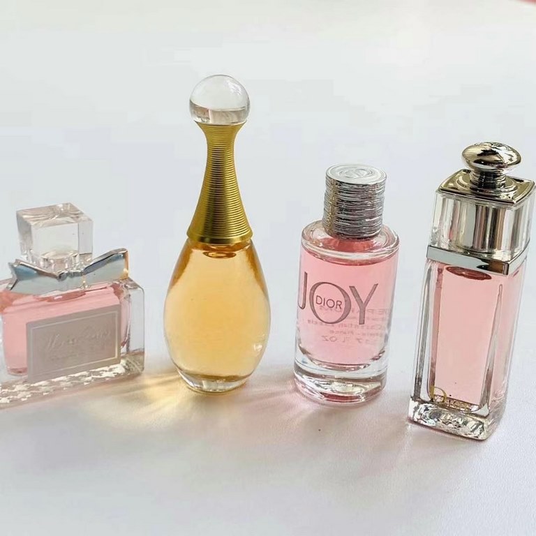 Original qualityThumping heart perfume samples 12-piece set! Prepared for her 12 favorite fragrance scents, the entire set of 12 by 12 5ml-7.5ml perfume and composition, the whole set of a total of 12, cost-effective exp