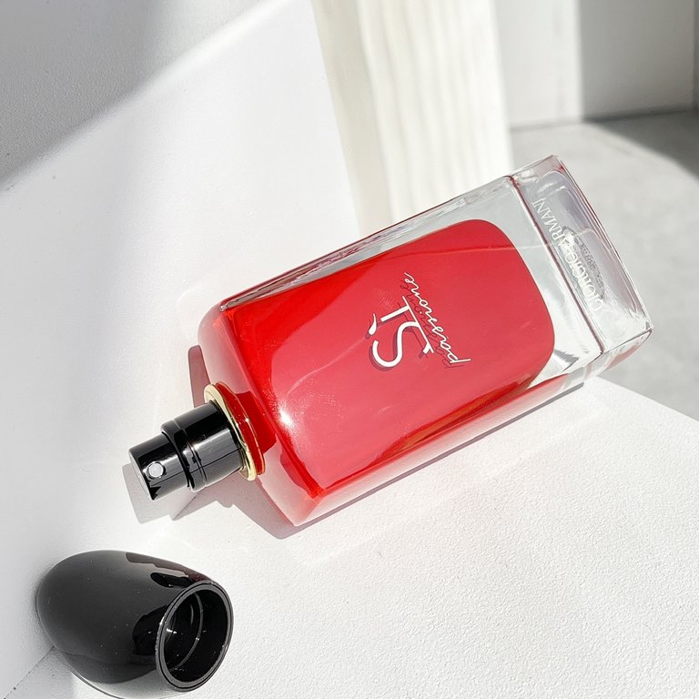 Original qualityRate brave Armani red beloved perfume   red is the favorite color, warm, passionate, brave, let a person vibrant. This year's hottest Armani si passione, is a bottle of perfume that smells advanced, with 