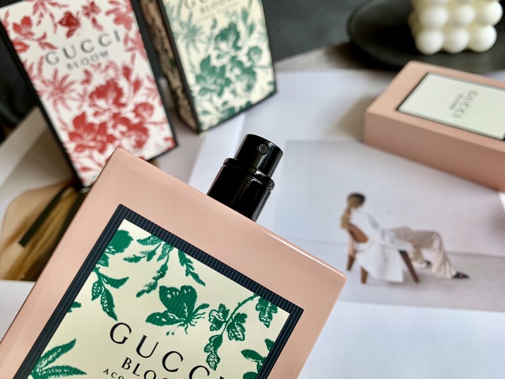 Original qualitygucci bloom gucci new perfume! Chopper perfume!1 Pink BloomTop notes two-petal jasmineMiddle notes tuberose, irisBase notes Honeysuckle, HypericumThe base of this fragrance is floral, with a very classy j