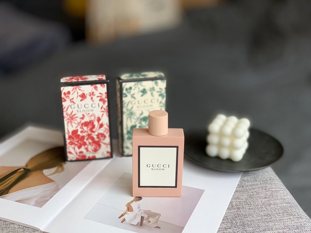 Original qualitygucci bloom gucci new perfume! Chopper perfume!1 Pink BloomTop notes two-petal jasmineMiddle notes tuberose, irisBase notes Honeysuckle, HypericumThe base of this fragrance is floral, with a very classy j