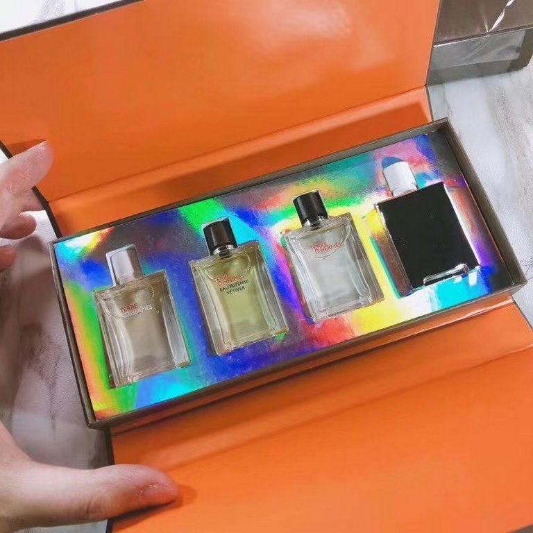 Original qualityHermes earth series perfume samples 5ml four sets! Convenient to carry, super good-smelling men's fragrance, beyond the many male mention incense N more, temperament type men's flavor. Suitable for giftin