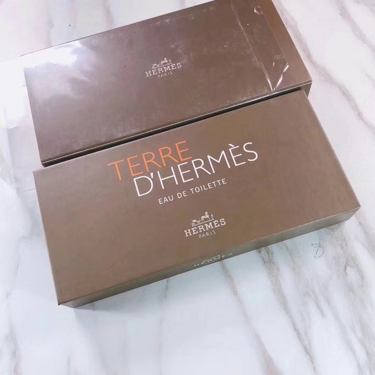 Original qualityHermes earth series perfume samples 5ml four sets! Convenient to carry, super good-smelling men's fragrance, beyond the many male mention incense N more, temperament type men's flavor. Suitable for giftin