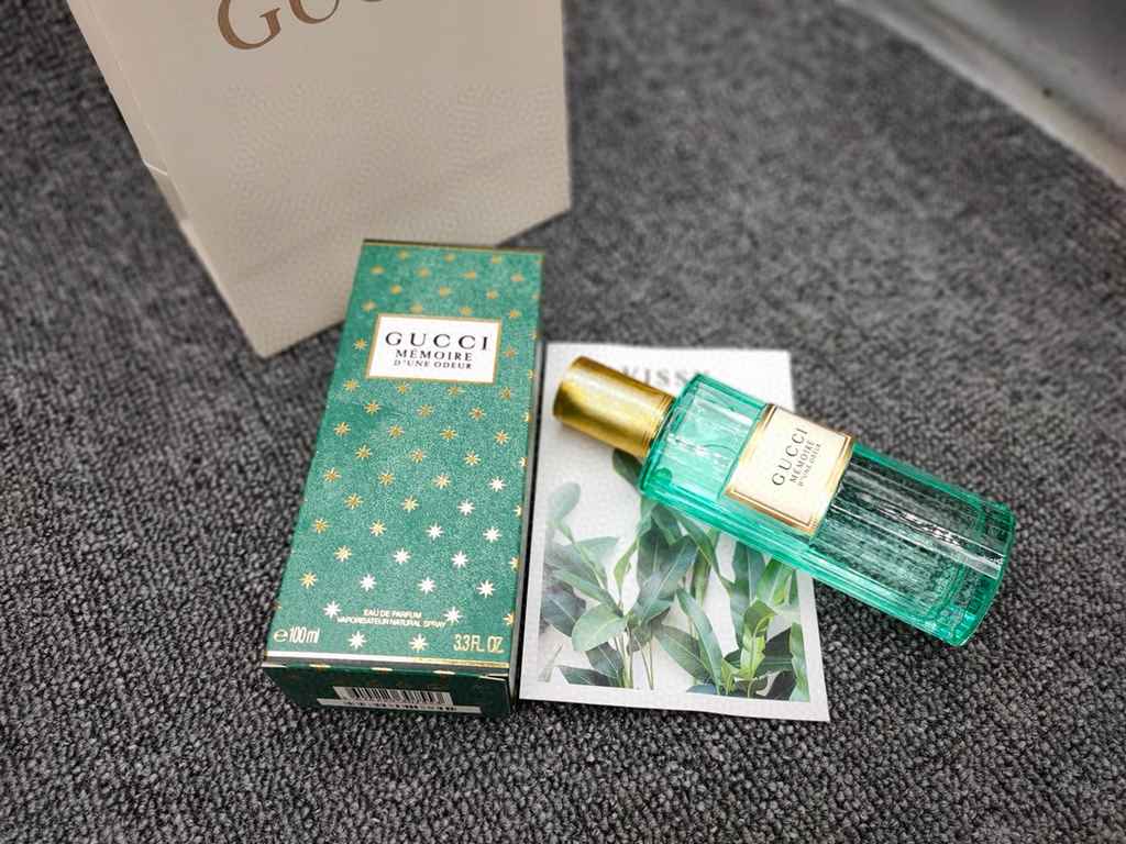 Brand Gucci Scent MemoryFragrance Woody FloralTop Note ChamomileMiddle Note Jasmine MuskBase Note Vanilla Woody Fragrance Sandalwood CedarwoodAttributes female fragranceThe first time you smell the smell is not very prom