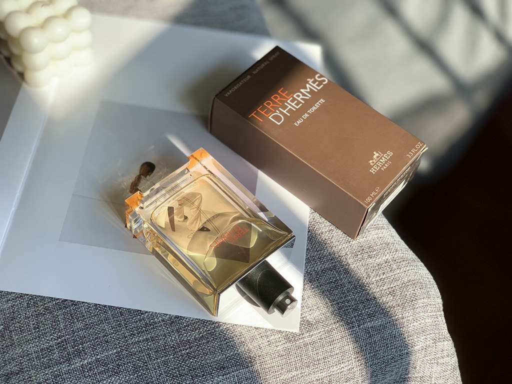 Original qualityHermes Earth Unisex Eau de Toilette for Men 1ml.Fragrance】：Woody fragranceTop Notes] Grapefruit OrangeMiddle Note Rose, Patchouli, Geranium.Aftertaste] Vetiver, Sweet Pepper, Benzoin, Cedar The bottle is 