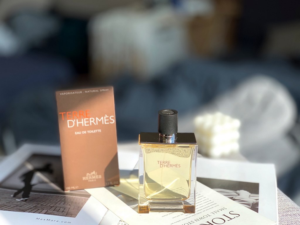 Original qualityHermes Earth Unisex Eau de Toilette for Men 1ml.Fragrance】：Woody fragranceTop Notes] Grapefruit OrangeMiddle Note Rose, Patchouli, Geranium.Aftertaste] Vetiver, Sweet Pepper, Benzoin, Cedar The bottle is 