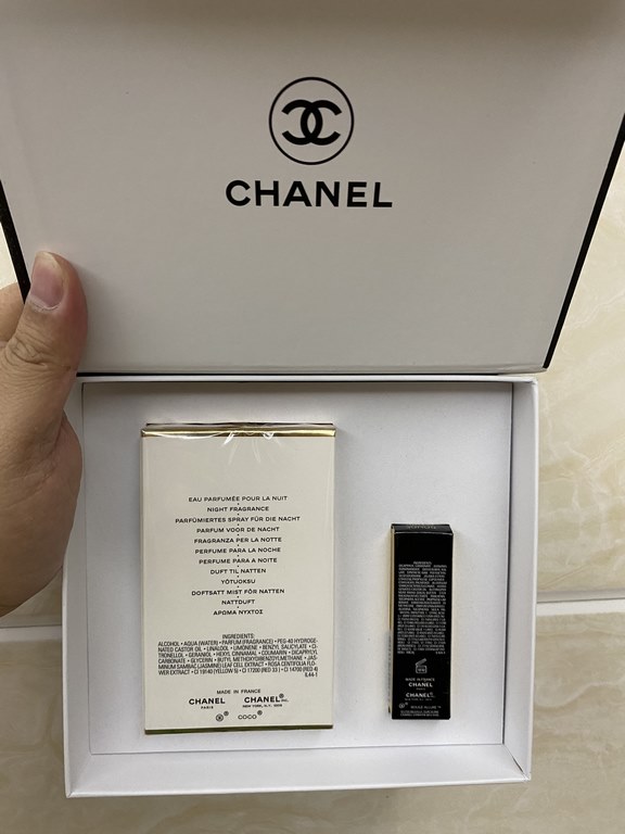 Original qualityChanel coco two piece set! With gift bag. Contains Frosted coco perfume 100ml, Comet pressed lipstick 118#.